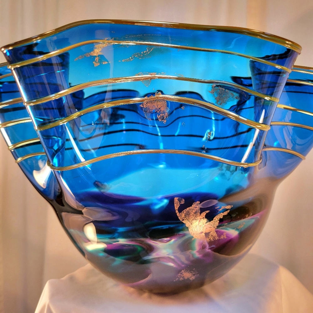 Scott & Laura Curry PNW Art Glass Blue/Gold Large Ruffled Handkerchief Bowl 2002 - Picture 10 of 10
